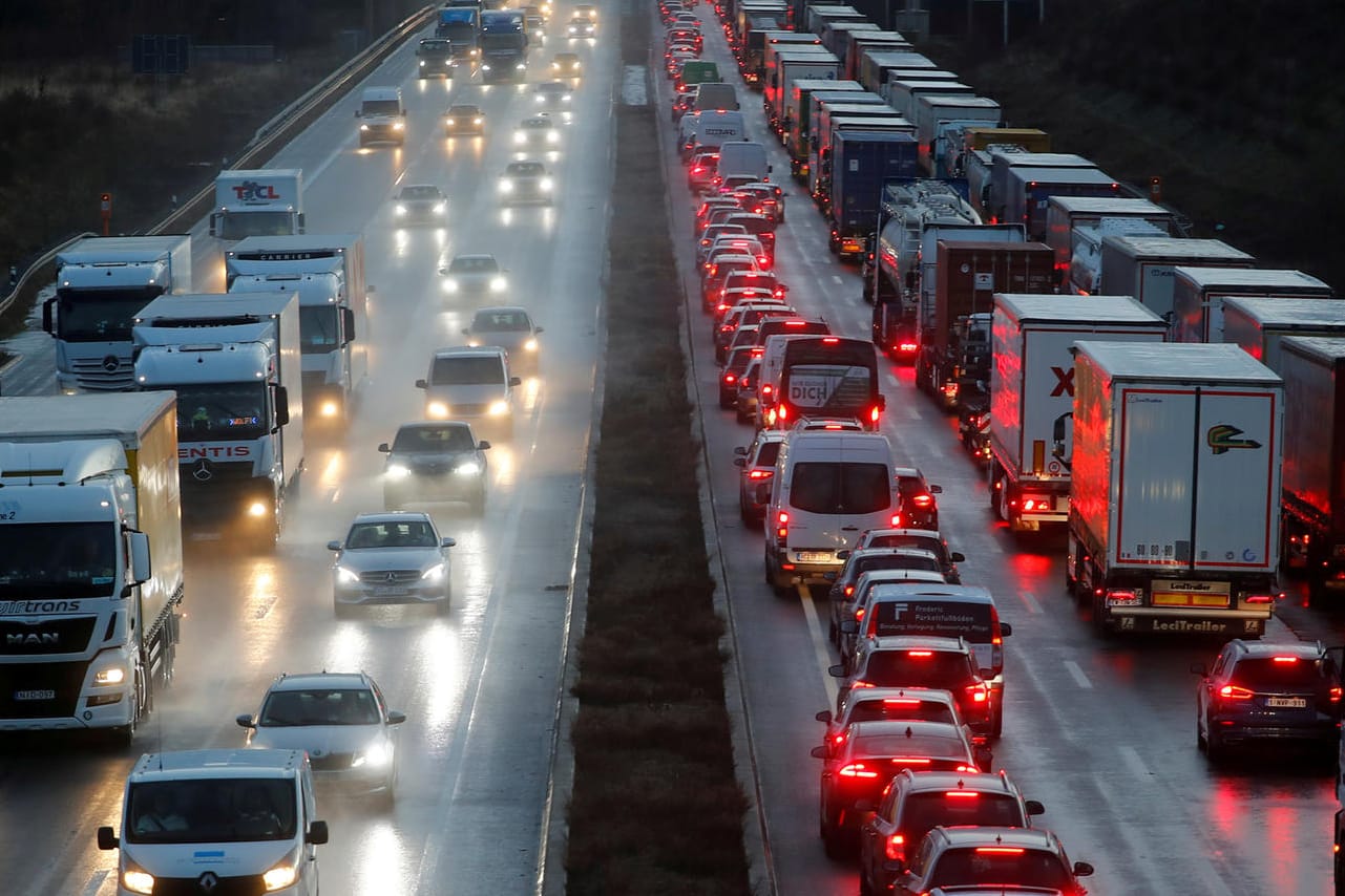Stau auf der Autobahn: Während des Corona-Lockdowns waren die Straßen leerer.