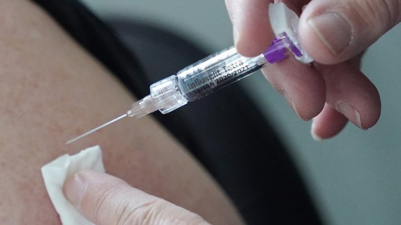 Eine Ärztin impft eine Person mit dem Arzneimittel Influsplit Tetra gegen Grippe.