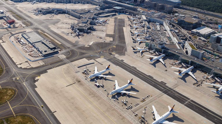 Parkende Jets auf dem Frankfurter Flughafen (Symbolbild): Der Flughafenverband fordert umfassende Hilfen vom Bund.
