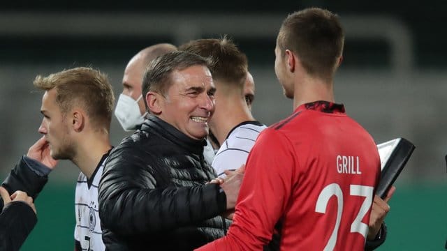 Stehen mit Deutschlands U21 kurz vor dem EM-Ticket: Trainer Stefan Kuntz (l) und Torwart Lennart Grill. Stehen mit Deutschlands U21 kurz vor dem EM-Ticket: Trainer Stefan Kuntz (l) und Torwart Lennart Grill.