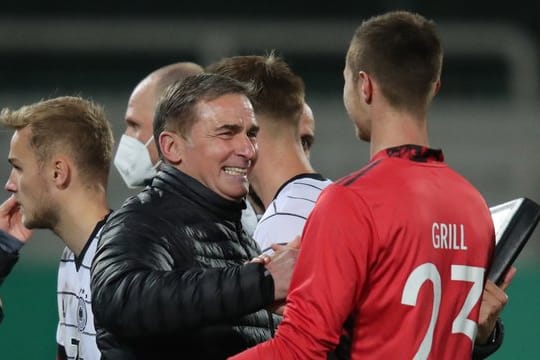 Stehen mit Deutschlands U21 kurz vor dem EM-Ticket: Trainer Stefan Kuntz (l) und Torwart Lennart Grill.