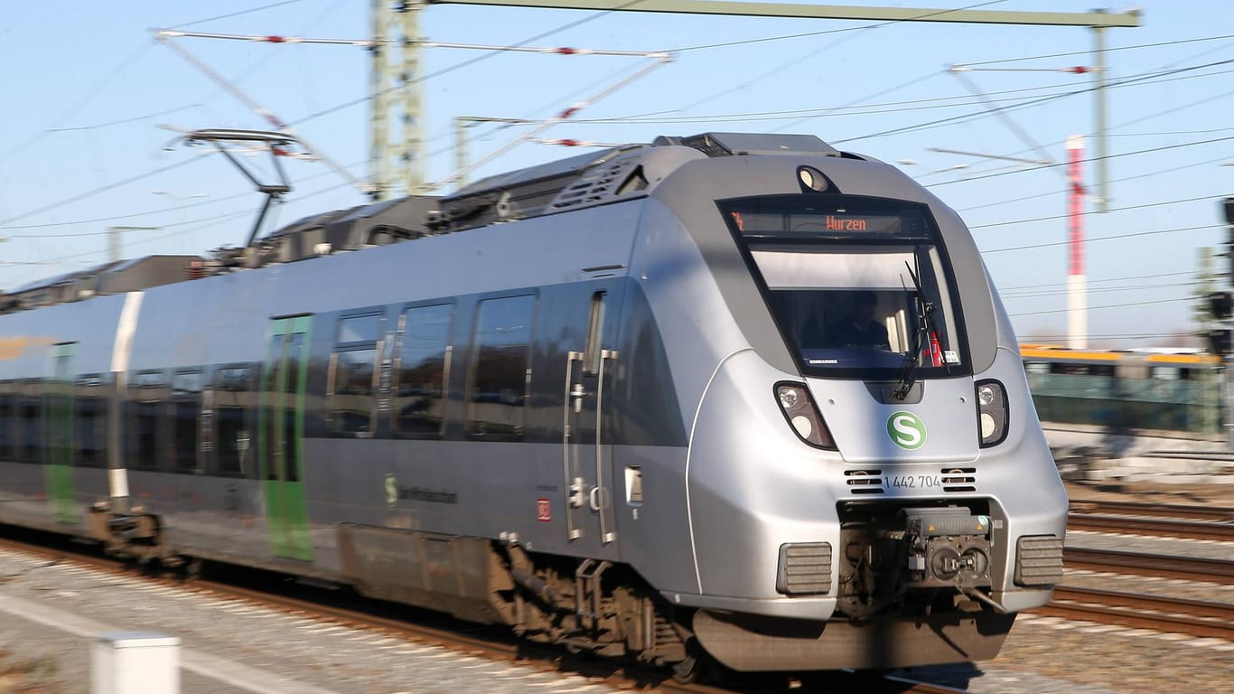 Eine S-Bahn während der Fahrt (Symboldbild): In Leipzig ist ein Zugbegleiter von einem Jugendlichen angegriffen worden.