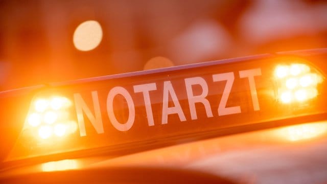 Ein Dachschild mit der Aufschrift "Notarzt"