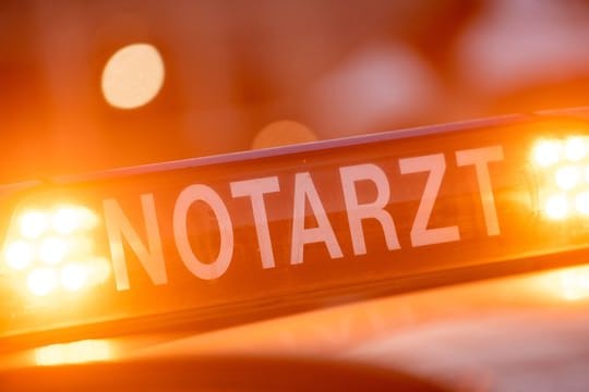 Ein Dachschild mit der Aufschrift "Notarzt"