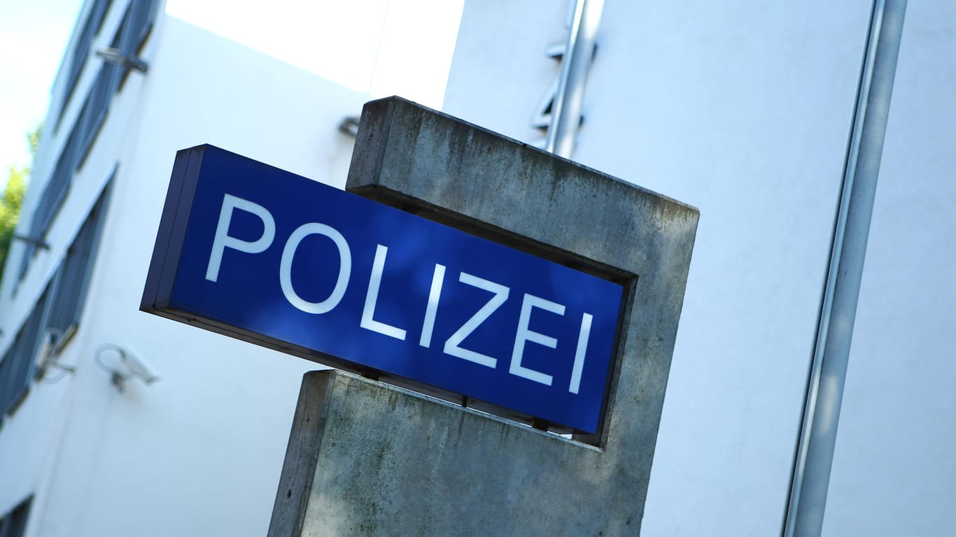 Schild einer Polizeiwache (Symbolbild): In Hamburg wurde eine Mitarbeiterin der Polizei wegen Verdachts auf Reichsbürgerschaft entlassen.