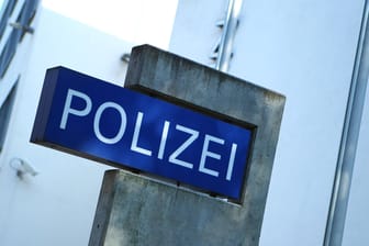 Schild einer Polizeiwache (Symbolbild): In Hamburg wurde eine Mitarbeiterin der Polizei wegen Verdachts auf Reichsbürgerschaft entlassen.