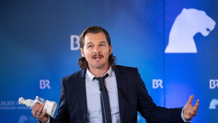 Felix Klare mit seinem Bayerischen Fernsehpreis, den er als bester Darsteller für das ARD-Drama "Weil Du mir gehörst" bekam.