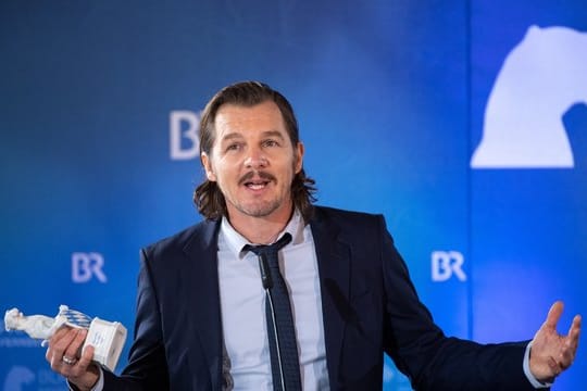 Felix Klare mit seinem Bayerischen Fernsehpreis, den er als bester Darsteller für das ARD-Drama "Weil Du mir gehörst" bekam.