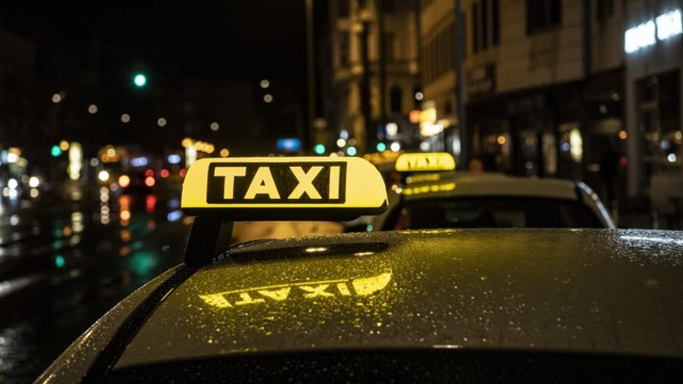 Ein Taxischild leuchtet