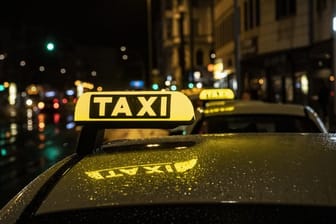 Ein Taxischild leuchtet