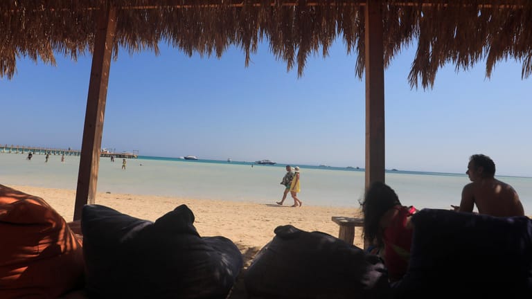 Touristen am Strand in Ägypten: Nach den neuen Richtlinien müssen Deutsche auch nach einem Urlaub in Hurghada in Quarantäne.