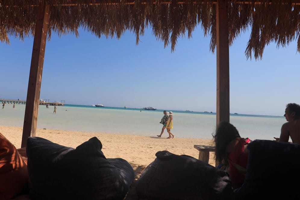 Touristen am Strand in Ägypten: Nach den neuen Richtlinien müssen Deutsche auch nach einem Urlaub in Hurghada in Quarantäne.