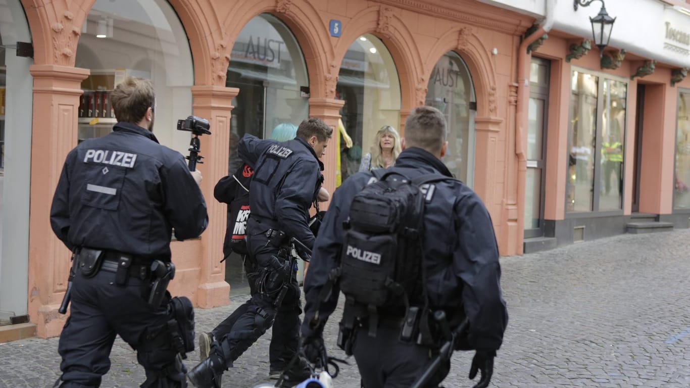 Die Mainzer Polizei im Einsatz (Symbolbild): Die Beamten können im TV bei Einsätzen beobachtet werden.