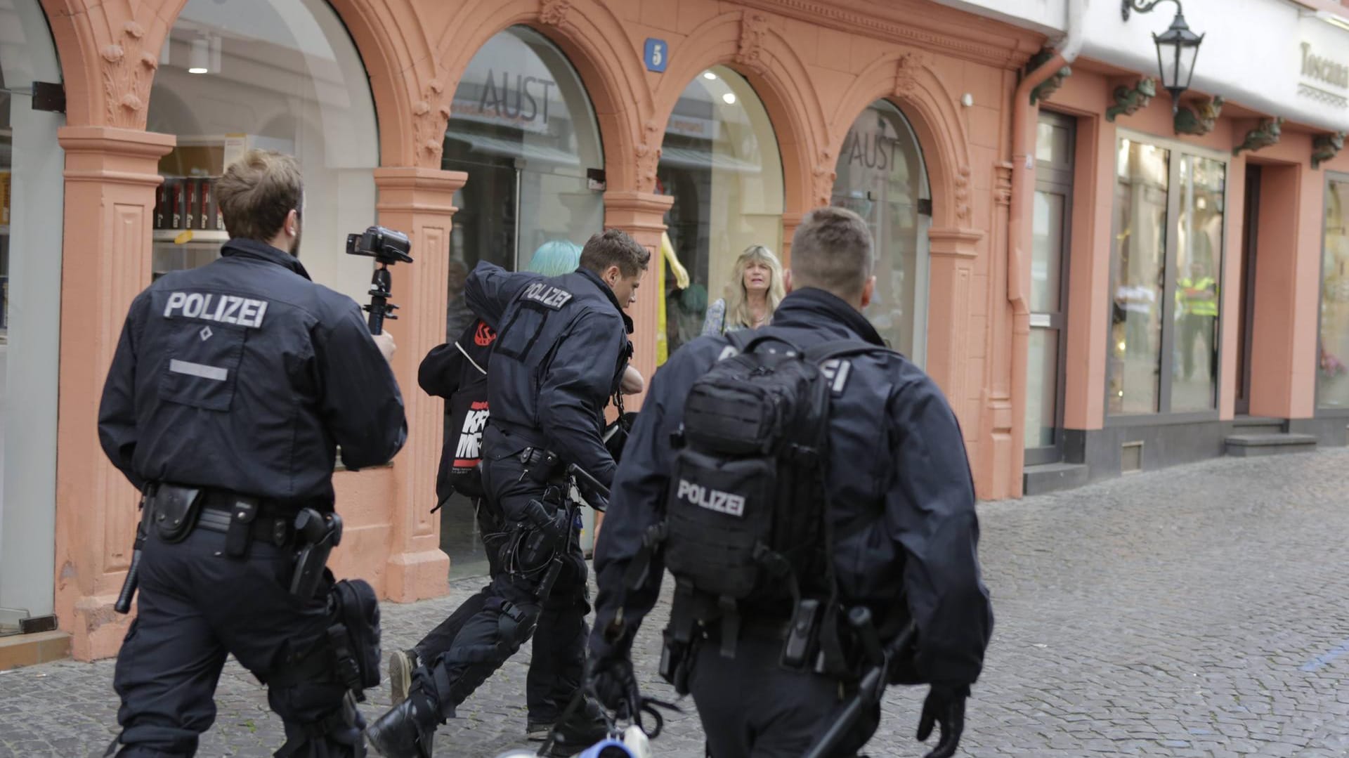 Die Mainzer Polizei im Einsatz (Symbolbild): Die Beamten können im TV bei Einsätzen beobachtet werden. Die Mainzer Polizei im Einsatz (Symbolbild): Die Beamten können im TV bei Einsätzen beobachtet werden.