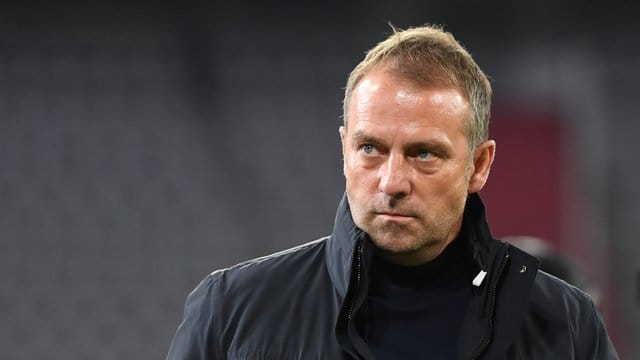Hansi Flick verteidigt Bundestrainer Joachim Löw gegen die Kritik. Hansi Flick verteidigt Bundestrainer Joachim Löw gegen die Kritik.