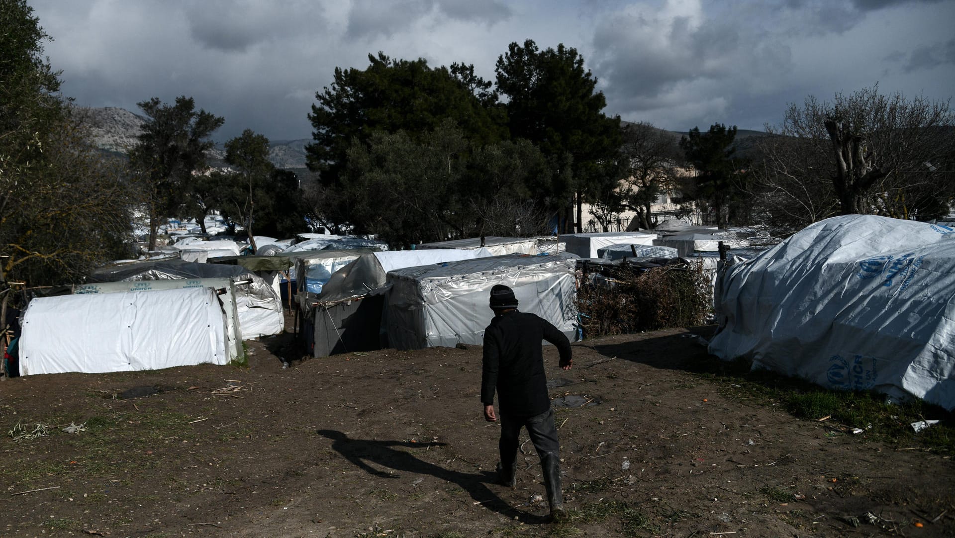 Das Flüchtlingslager Vial auf der griechischen Insel Chios: Hier haben sich mindestens 30 Menschen mit dem Coronavirus infiziert. Das Flüchtlingslager Vial auf der griechischen Insel Chios: Hier haben sich mindestens 30 Menschen mit dem Coronavirus infiziert.