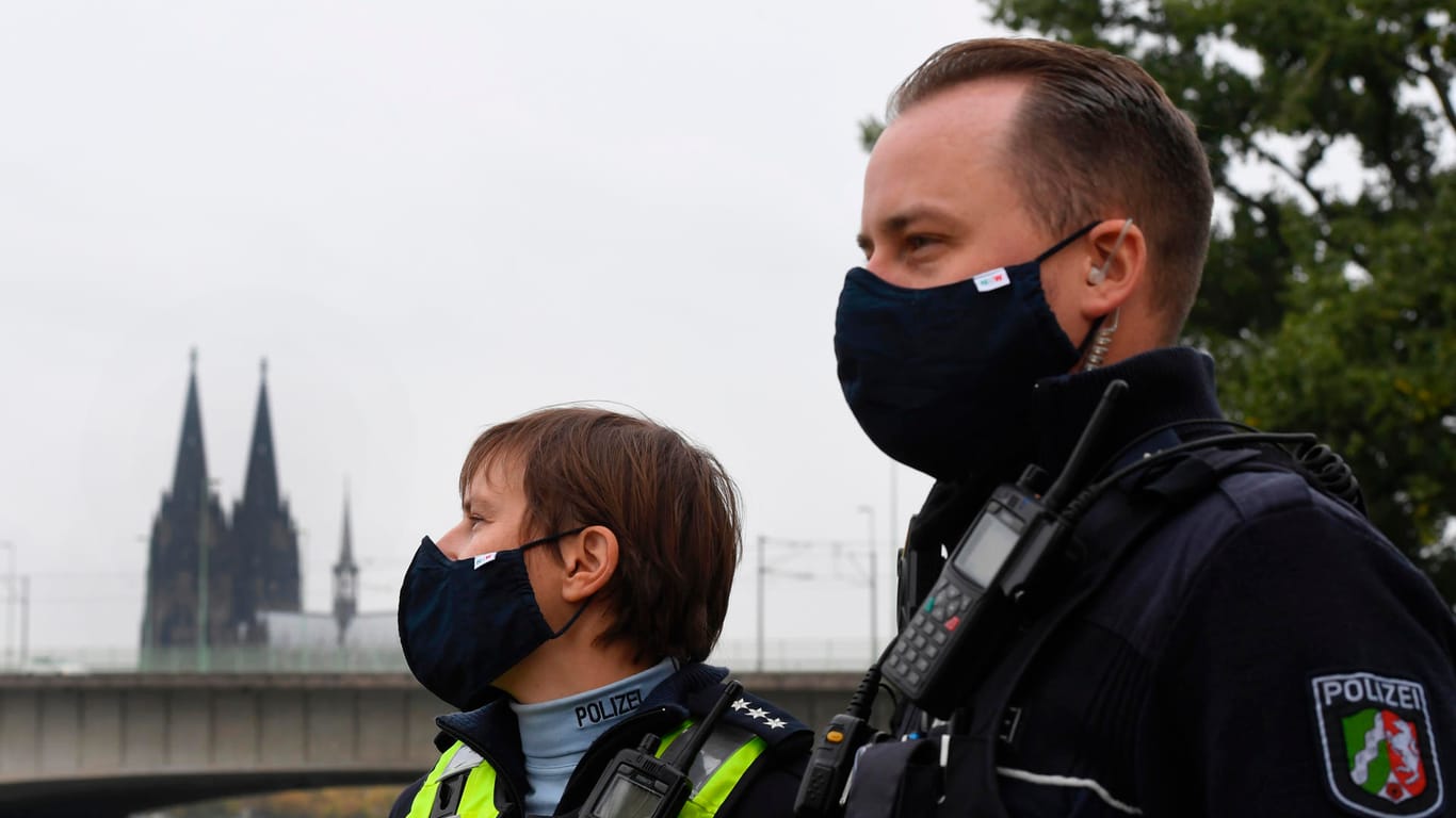 Eine Polizistin und ein Polizist tragen eine Mund-Nase-Bedeckung: Im Einsatz sollen die Beamten nun Maske tragen.