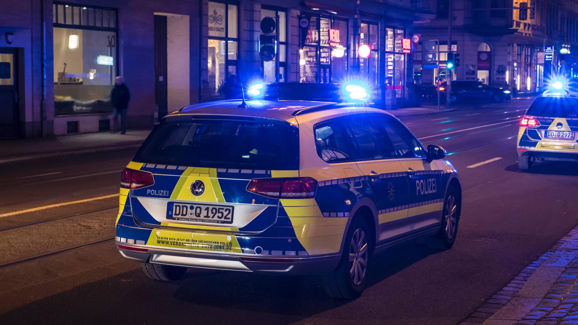 Ein Polizeifahrzeug im Einsatz in Leipzig: In Leipzig haben Mädchen ihre eigene Entführung vorgetäuscht. Ein Polizeifahrzeug im Einsatz in Leipzig: In Leipzig haben Mädchen ihre eigene Entführung vorgetäuscht.