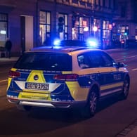 Ein Polizeifahrzeug im Einsatz in Leipzig: In Leipzig haben Mädchen ihre eigene Entführung vorgetäuscht.
