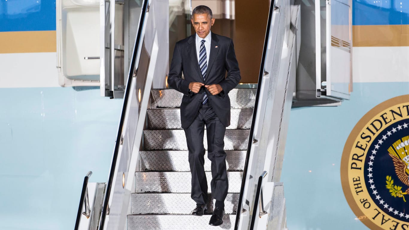 Barack Obama steigt aus der Air Force One: Auch er ist am Flughafen Berlin-Tegel gelandet.