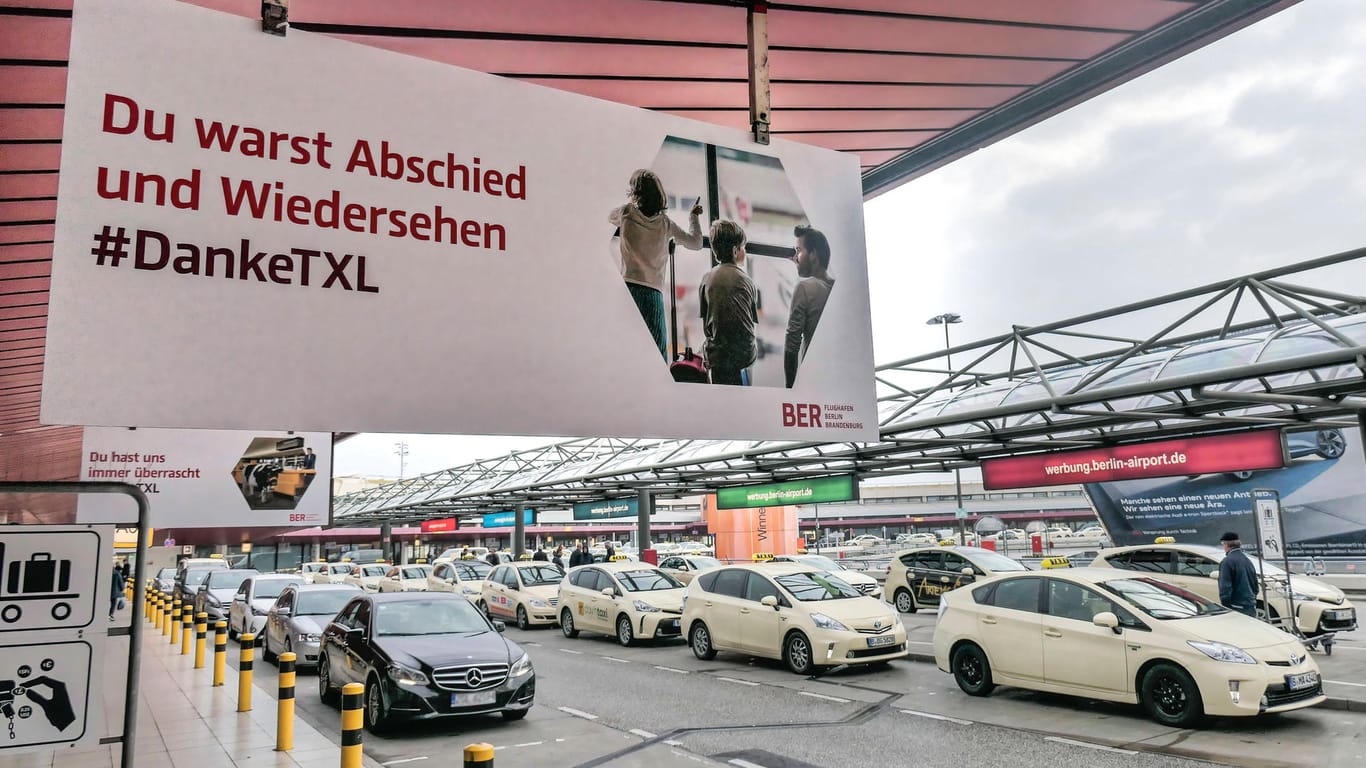 Am Flughafen Tegel hängt ein Schild "Du warst Abschied und Wiedersehen #DankeTXL": Wenn der BER eröffnet wird, soll Tegel schließen.