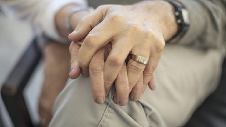 Ehering: Im Alter verändern sich die Knochen. Auch Finger und Handgelenk können dicker oder dünner werden.