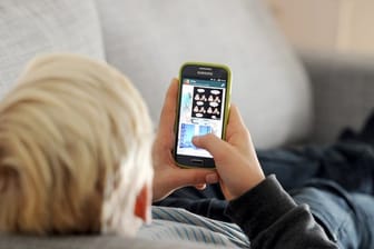 Bei der Auswahl eines Mobilfunktarifs für ihre Kinder sollten Eltern vor allem darauf achten, dass es nicht zu kompliziert wird.