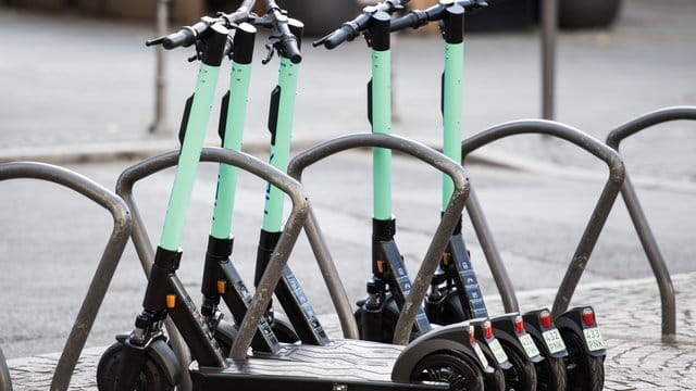 Mehrere Elektro-Tretroller stehen auf dem "Kaiserplatz": Ab Mitte Oktober sollen sie wieder durch Erfurt fahren.