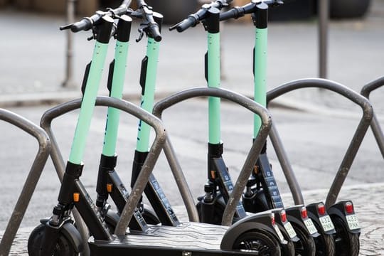 Mehrere Elektro-Tretroller stehen auf dem "Kaiserplatz": Ab Mitte Oktober sollen sie wieder durch Erfurt fahren.