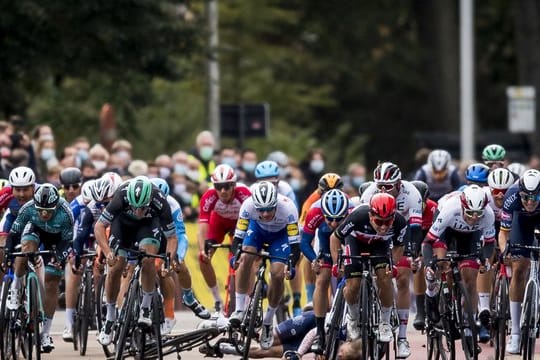 Beim Zielsprint soll ein Fahrer durch Pascal Ackermann (l) zu Fall gekommen sein.