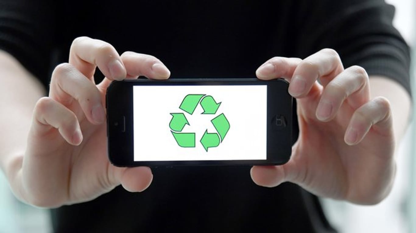 Ein Smartphone mir Recycling-Symbol: Alte Geräte sollten Sie fachgerecht recyceln.