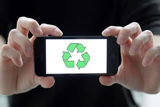 Ein Smartphone mir Recycling-Symbol: Alte Geräte sollten Sie fachgerecht recyceln.