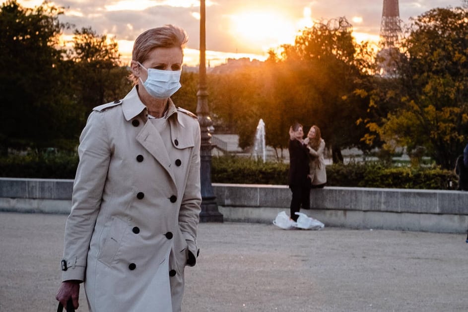 Passantin mit Maske in Paris: Die Zahlen der Neuinfektionen mit dem Coronavirus steigen an vielen Orten Frankreichs stark an.