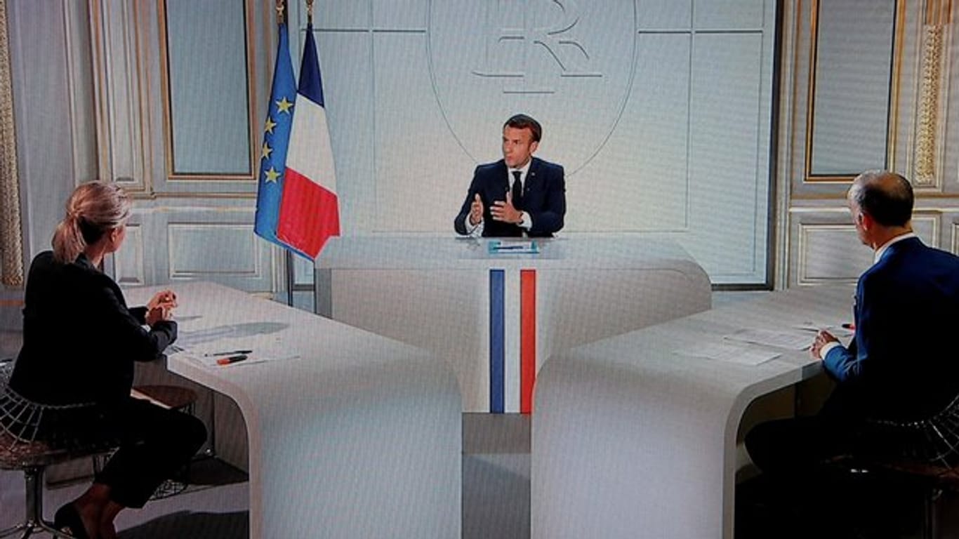 Frankreichs Präsident, Emmanuel Macron spricht im Fernsehen über die Corona-Pandemie. Frankreichs Präsident, Emmanuel Macron spricht im Fernsehen über die Corona-Pandemie.