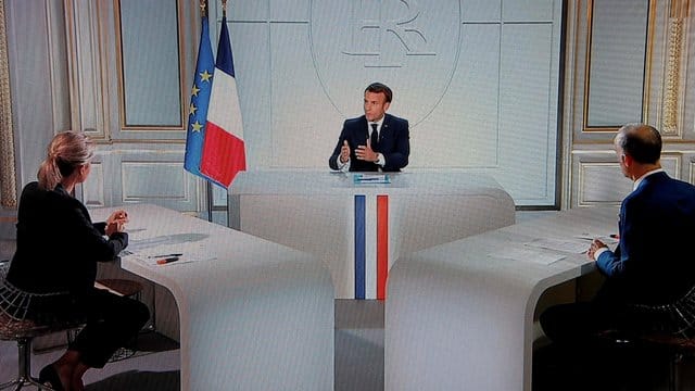 Frankreichs Präsident, Emmanuel Macron spricht im Fernsehen über die Corona-Pandemie. Frankreichs Präsident, Emmanuel Macron spricht im Fernsehen über die Corona-Pandemie.