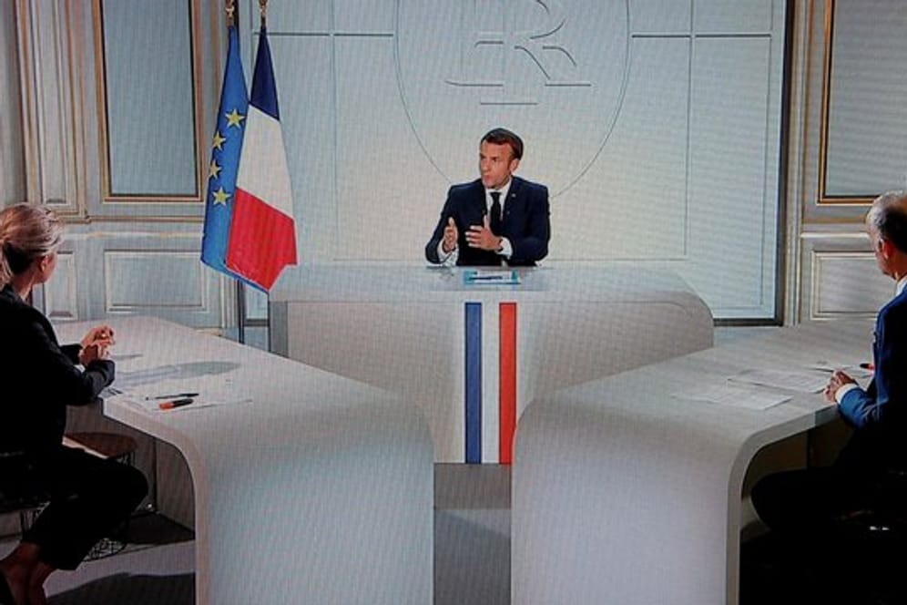 Frankreichs Präsident, Emmanuel Macron spricht im Fernsehen über die Corona-Pandemie.