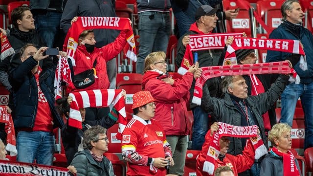 Bei einem Testspiel gegen Hannover 96 haben sich die Fans von Union Berlin das Singen nicht nehmen lassen. Bei einem Testspiel gegen Hannover 96 haben sich die Fans von Union Berlin das Singen nicht nehmen lassen.