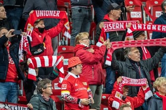 Bei einem Testspiel gegen Hannover 96 haben sich die Fans von Union Berlin das Singen nicht nehmen lassen.