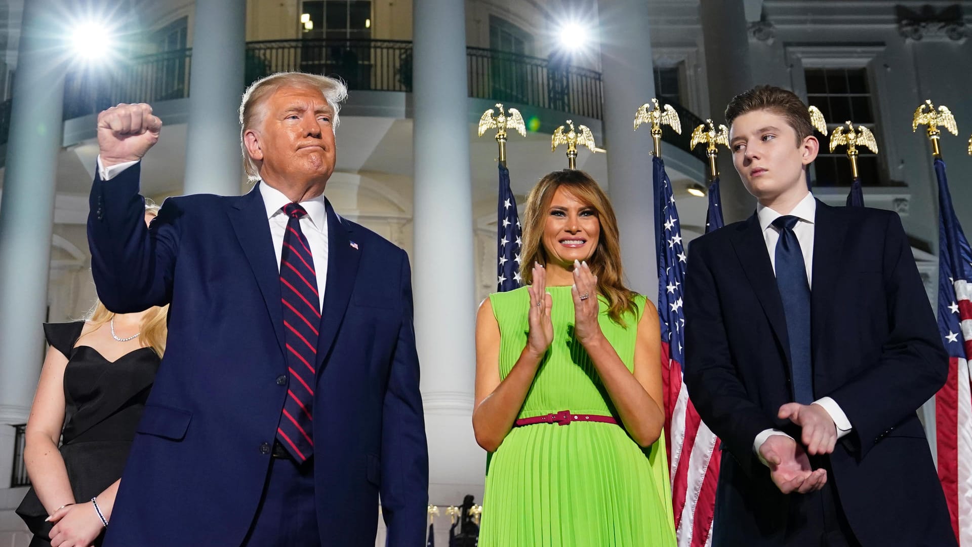 Donald Trump, Melania Trump und Sohn Barron Trump: Neben seinen Eltern soll auch Sohn Barron positiv getestet worden. Donald Trump, Melania Trump und Sohn Barron Trump: Neben seinen Eltern soll auch Sohn Barron positiv getestet worden.