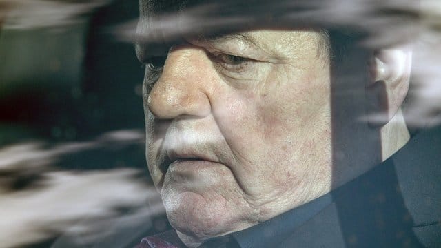 Paul Finchley (Robbie Coltrane) in einer Szene der ersten Folge der vierteiligen britischen Mini-Serie "National Treasure". Paul Finchley (Robbie Coltrane) in einer Szene der ersten Folge der vierteiligen britischen Mini-Serie "National Treasure".