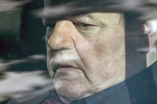 Paul Finchley (Robbie Coltrane) in einer Szene der ersten Folge der vierteiligen britischen Mini-Serie "National Treasure".