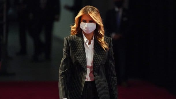 First Lady Melania Trump: Sie schlägt nach ihrer Genesung andere Töne an als ihr Mann. First Lady Melania Trump: Sie schlägt nach ihrer Genesung andere Töne an als ihr Mann.