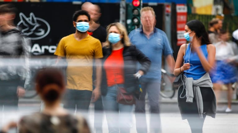 Dichtes Gedränge rund um den Alexanderplatz: Die Infektionszahlen in Deutschland steigen weiter rasant an.