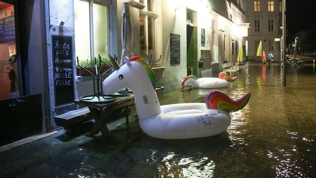 Überflutete Innenstadt in Lübeck: Stürmisches Herbstwetter hat zu Hochwasser und ungewöhnlichen Einhörnern in Lübecks Innenstadt geführt.