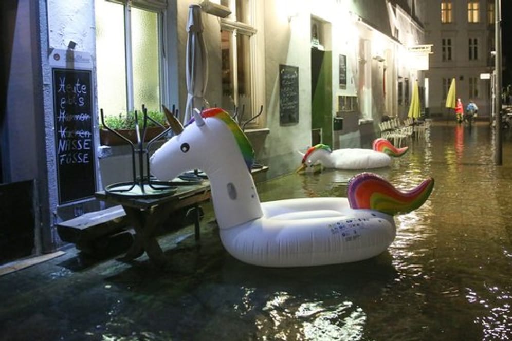 Überflutete Innenstadt in Lübeck: Stürmisches Herbstwetter hat zu Hochwasser und ungewöhnlichen Einhörnern in Lübecks Innenstadt geführt.