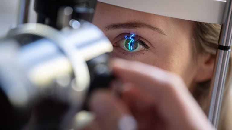 Schon ab 40 alle fünf Jahre zum Glaukom-Check gehen? Augenärzte empfehlen das, Kritiker zweifeln den Nutzen an.