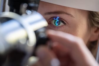 Schon ab 40 alle fünf Jahre zum Glaukom-Check gehen? Augenärzte empfehlen das, Kritiker zweifeln den Nutzen an.