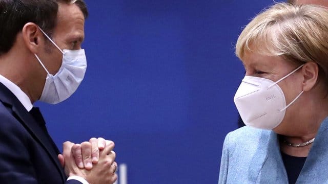 Emmanuel Macron (l), Präsident von Frankreich, und Bundeskanzlerin Merkel sprechen während einer Diskussion am runden Tisch im Rahmen des EU-Gipfels. Emmanuel Macron (l), Präsident von Frankreich, und Bundeskanzlerin Merkel sprechen während einer Diskussion am runden Tisch im Rahmen des EU-Gipfels.