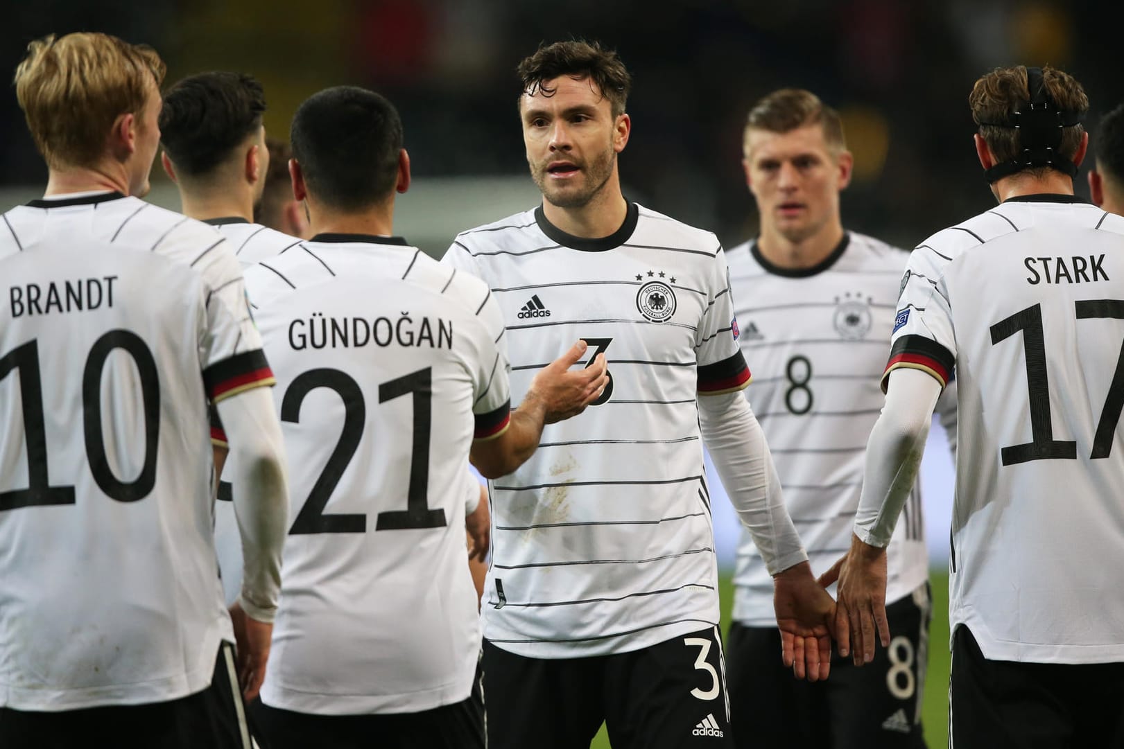 Nicht mehr im DFB-Trikot? Jonas Hector (M.), hier beim Länderspiel gegen Nordirland im November 2019.
