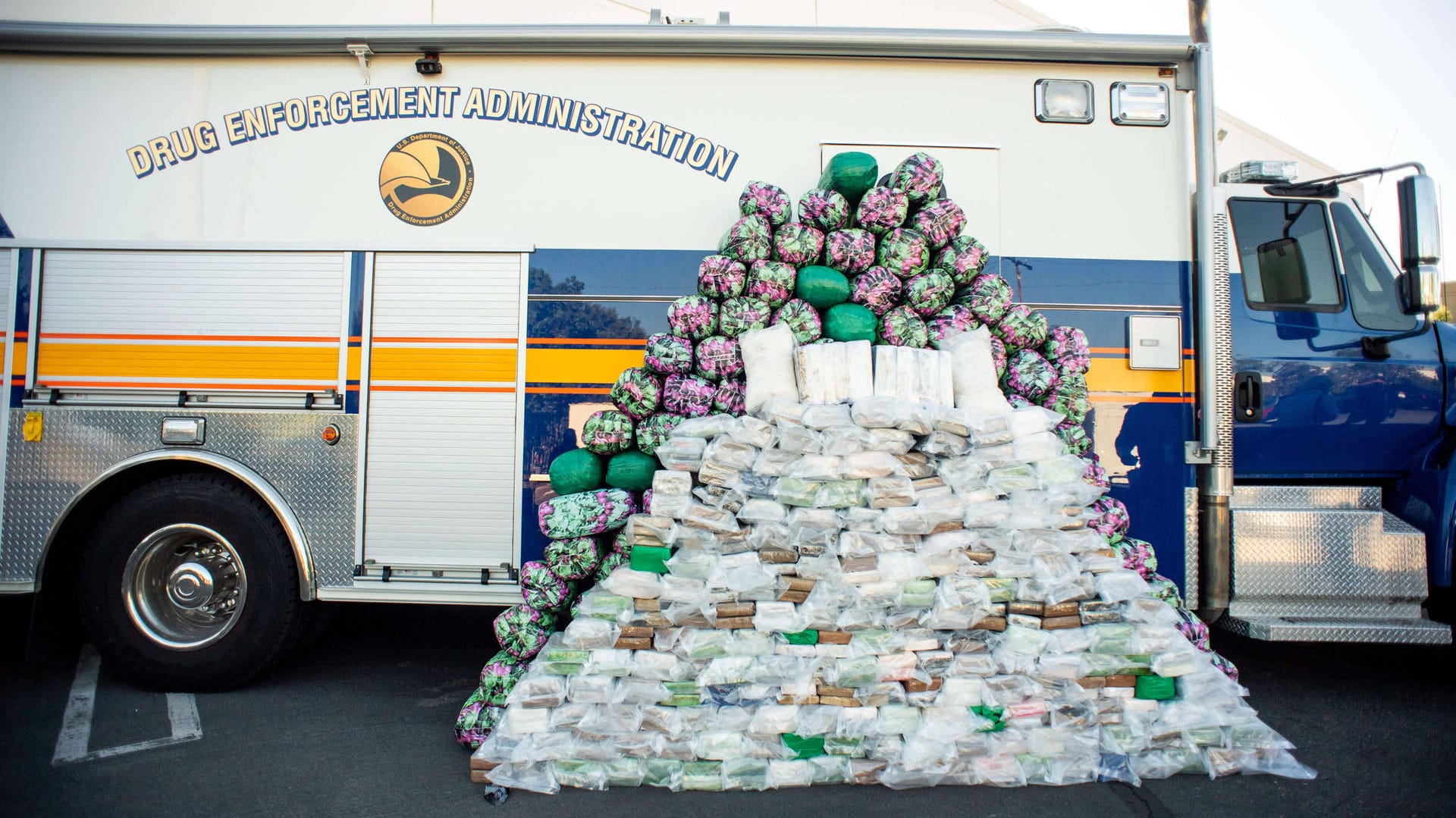 Die beschlagnahmten Drogen sind zu einer Pyramide gestapelt: US-Fahnder fanden mehr als 1.000 Kilogramm Methamphetamin. Die beschlagnahmten Drogen sind zu einer Pyramide gestapelt: US-Fahnder fanden mehr als 1.000 Kilogramm Methamphetamin.